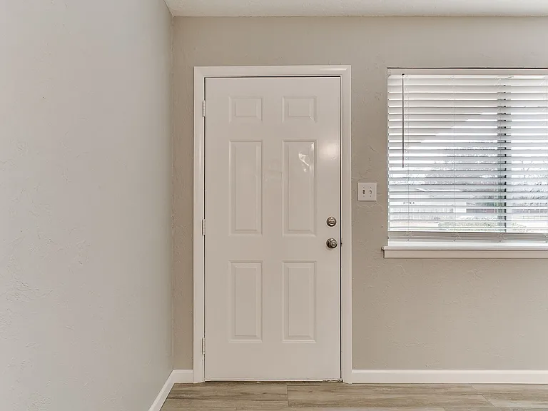 202 Thompson Dr — Photo 3