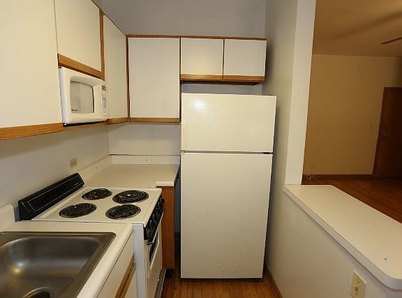 3rd image of 635 W Barry Ave #A-402