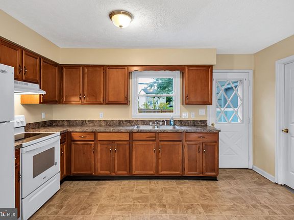 5th image of 120 Warren Cir