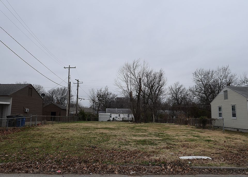 1st image of 806 N 78th Ave E