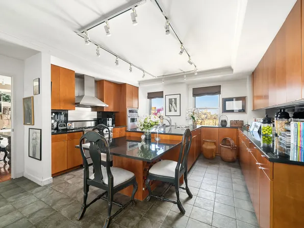 150 East 69th Street image 5 of 14