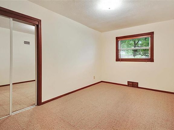4th image of 212 E 110th St