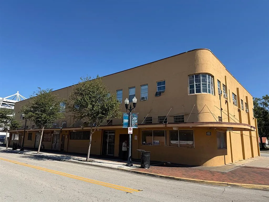 1 bed, 1.0 bath, 300 sqft, $900 — Photo 2