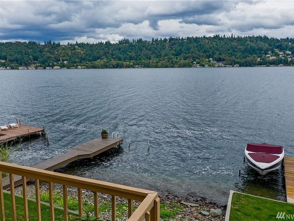 Private dock includes a boat lift.