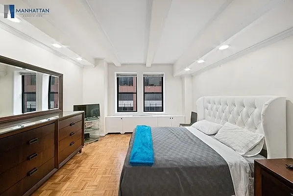 Rented by Manhattan Management Group | media 21