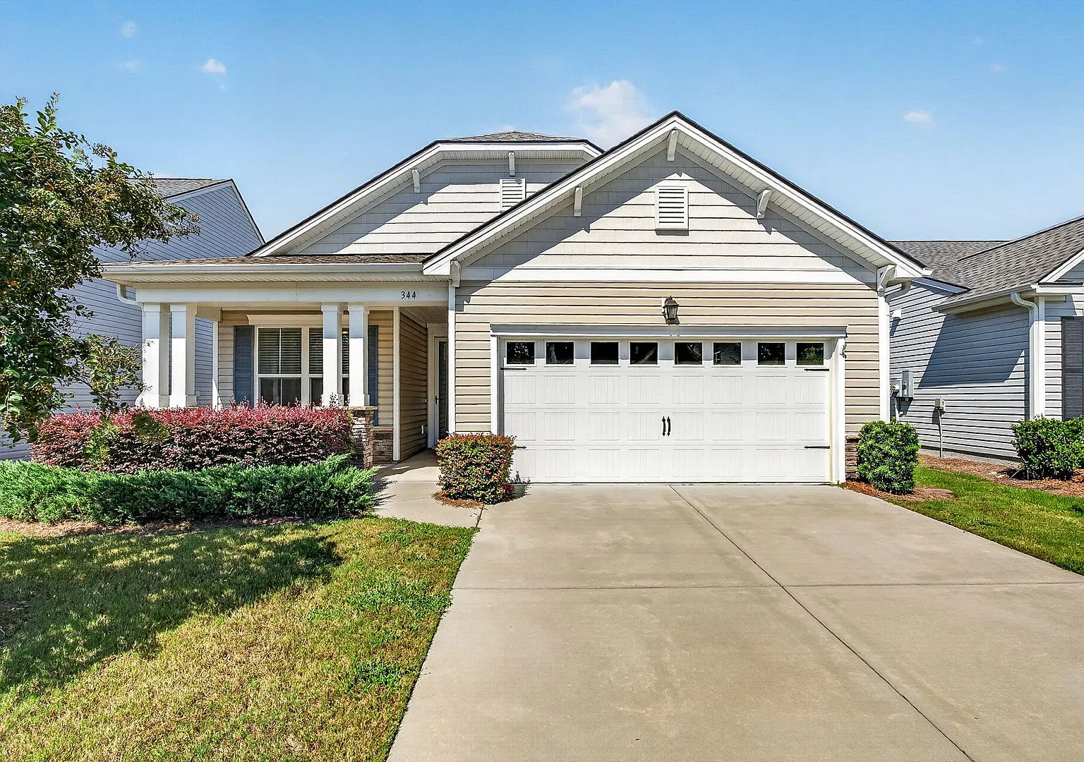 Spacious Summerville Home — Photo 1