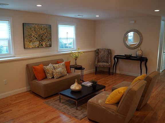5th image of 582 Walpole St #1