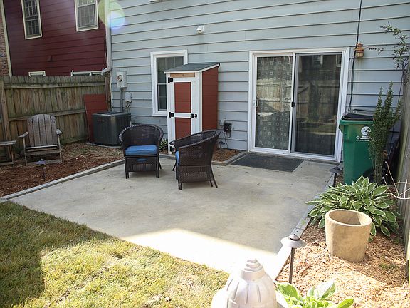 3rd image of 125 Huntington Ln