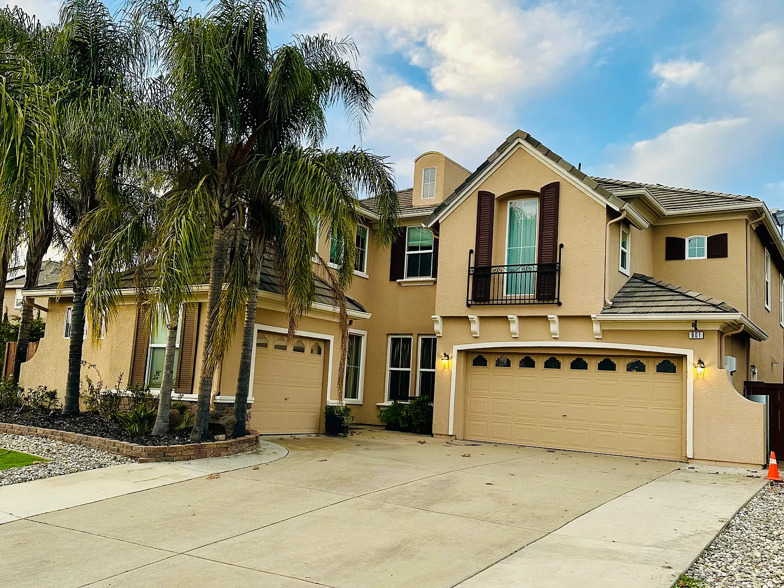 5 bed, 3198 sqft, $4,200 — Photo 1
