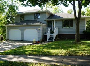 39 Denbigh Dr, Iowa City, IA 52246