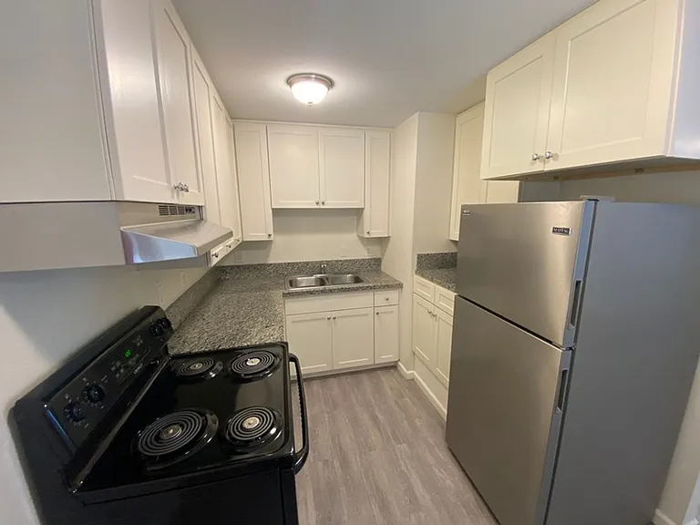 210 W Sheila Ln — Photo 3
