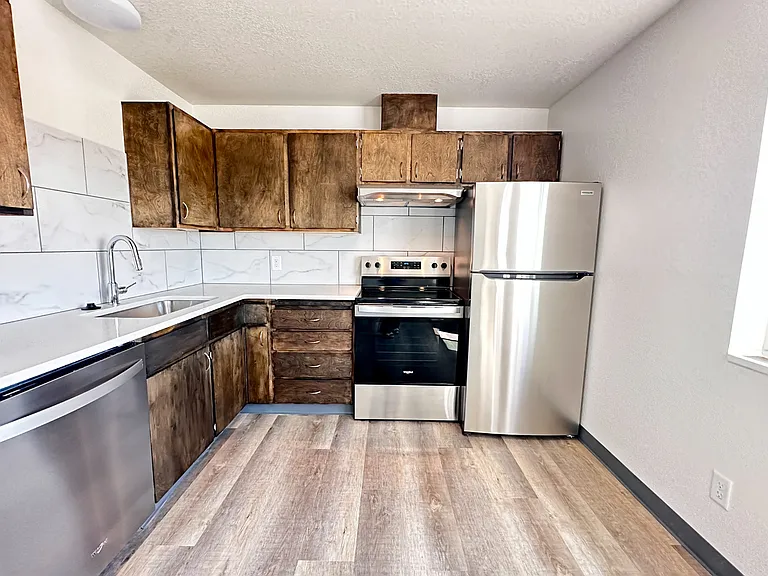 211-225 N Peterson Dr — Photo 9