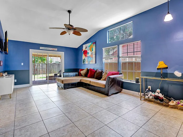 1225 Arapaho St — Photo 4