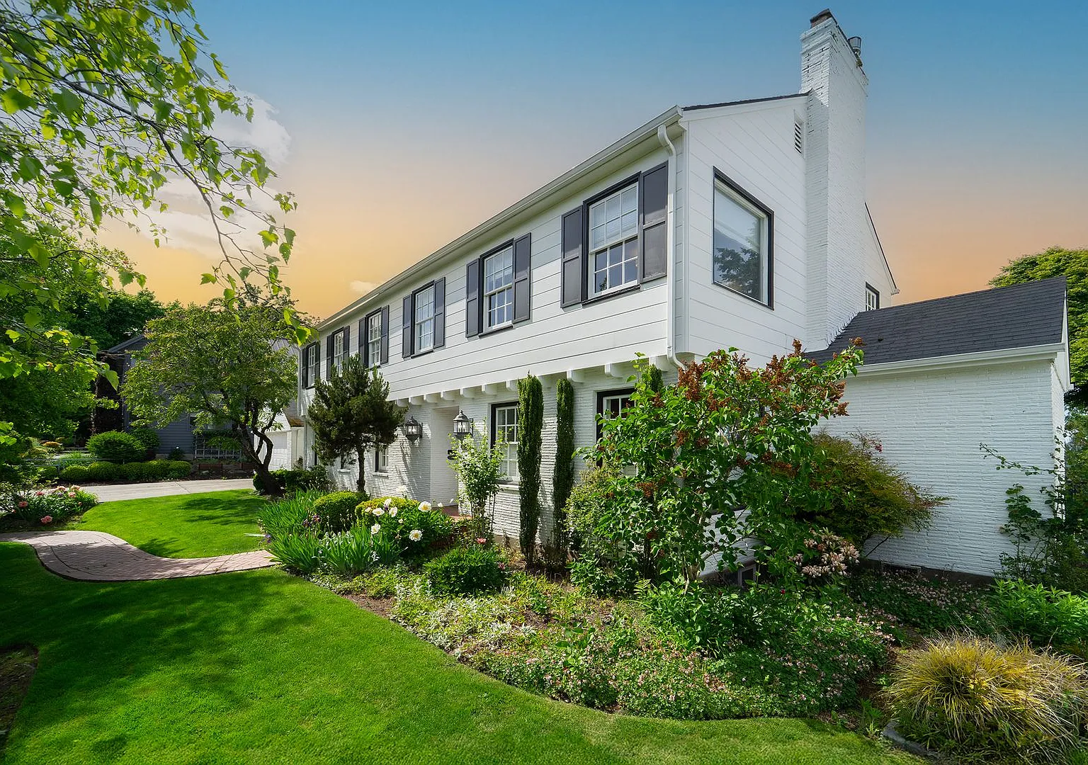 Stunning Luxurious Home with City Views! — Photo 3