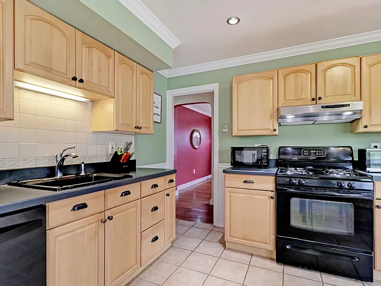 1 Salem Pl — Photo 5