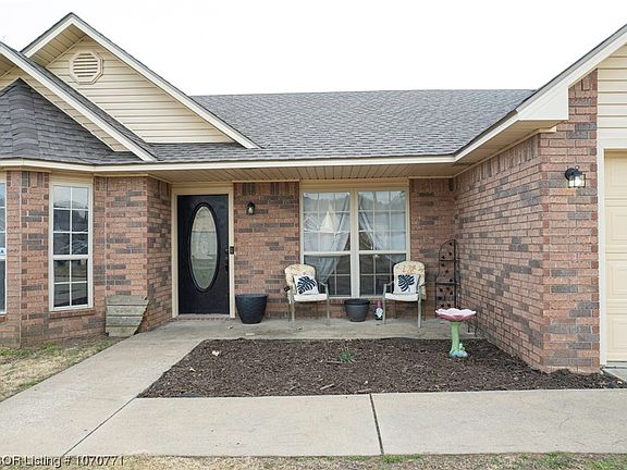 3rd image of 2623 Red Oak Dr