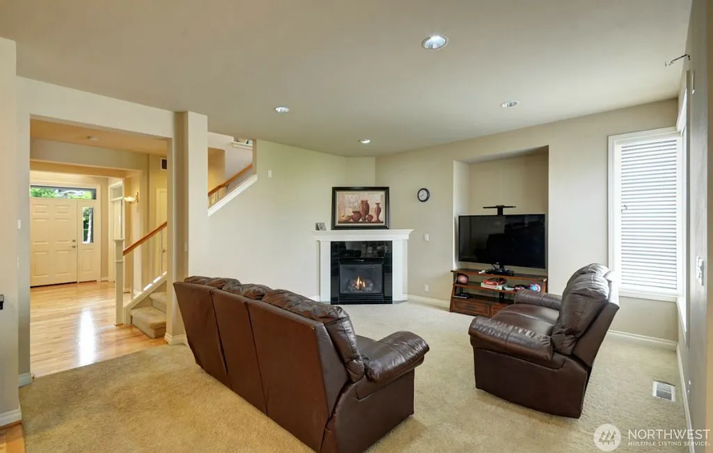 3 bed, 2.5 bath, 2250 sqft, $4,315 — Photo 2