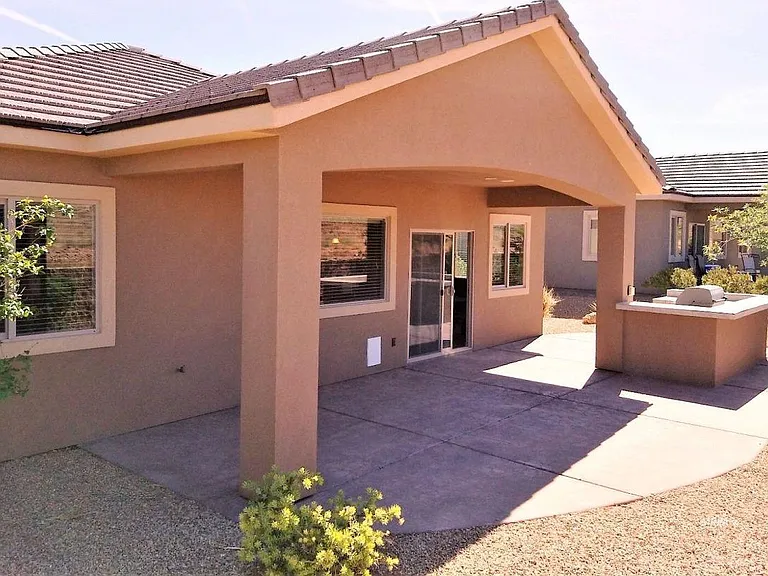 615 Coventry Ln — Photo 2