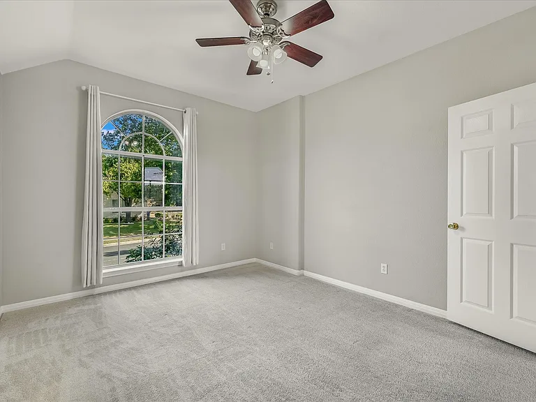10802 Hastings Ln — Photo 18