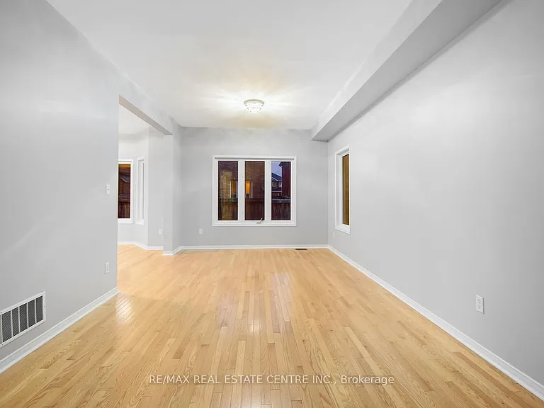 112 Commodore Dr — Photo 11