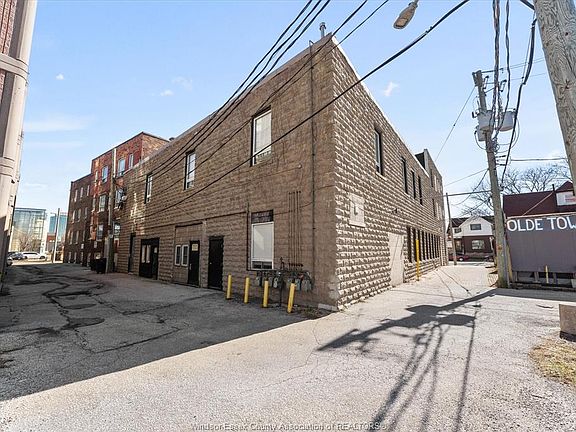 4th image of 554 Pitt St W #552
