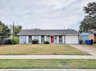 911 Elmwood Dr, Lewisville, TX 75067