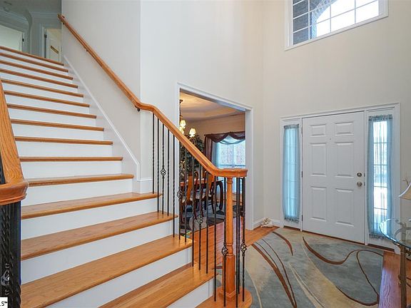 3rd image of 15 Stonoview Ct