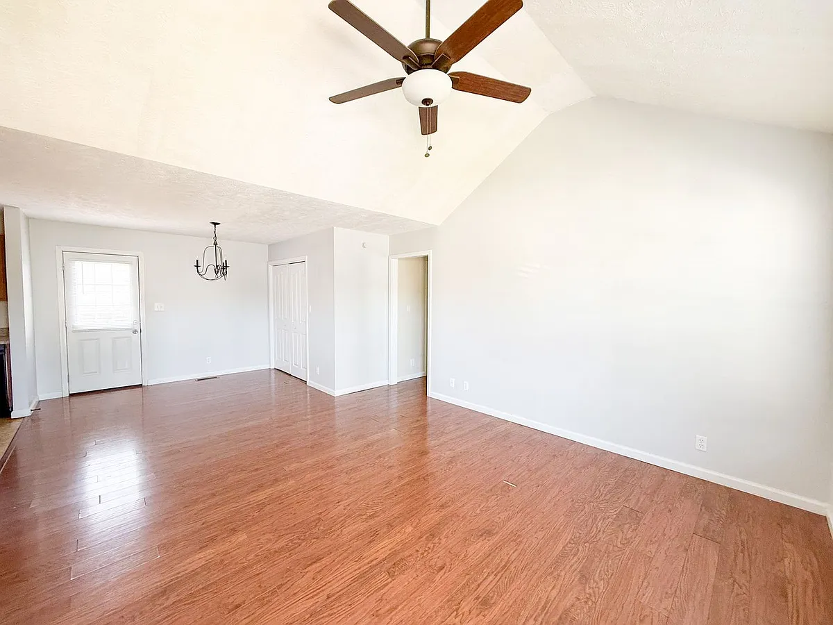 Building Photo - 558 Oakmont Dr