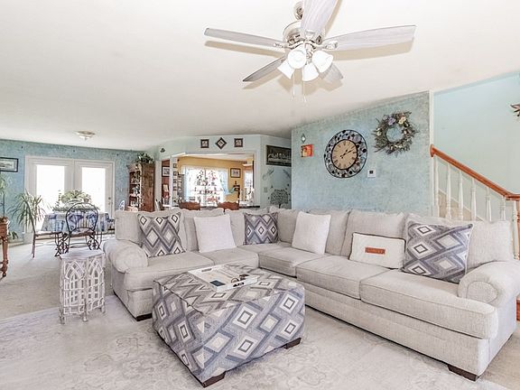 3rd image of 107 Howard Cir