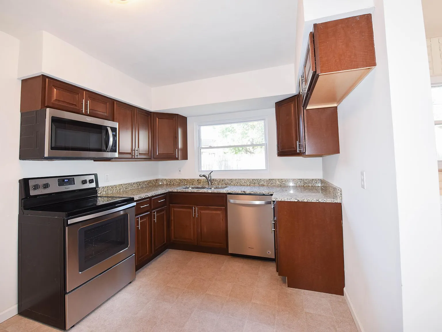 3 bed, 1213 sqft, $1,795 — Photo 3