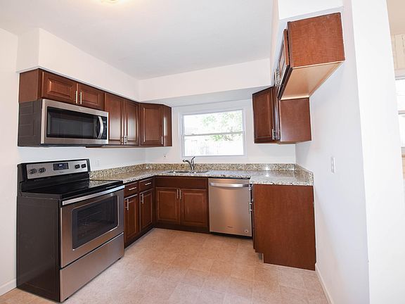 3rd image of 8483 Hampstead Dr