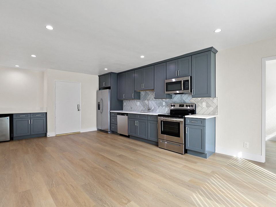 Modern Open Kitchen with Energy-Efficient Appliances and Vinyl Flooring