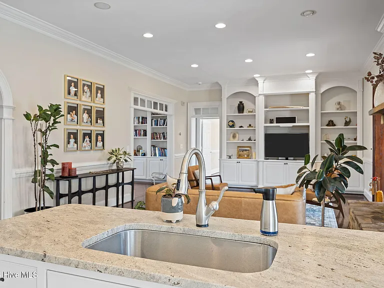Lexington Dr — Photo 16