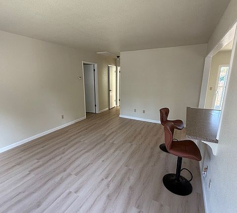 4th image of 915 Charity Ln