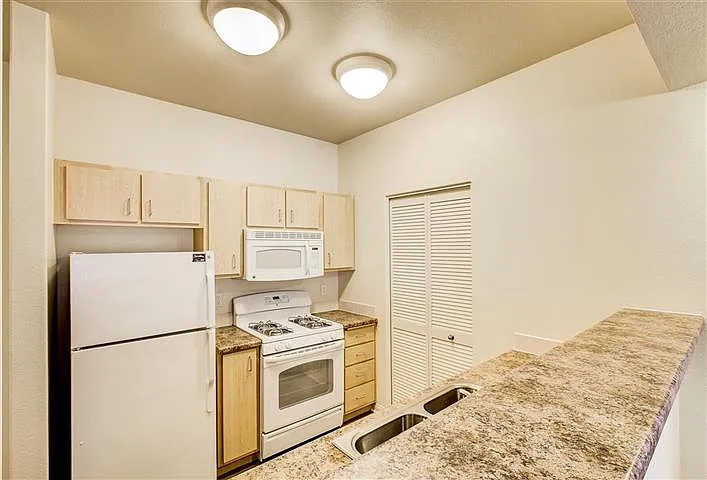 Sierra Oaks — Photo 37