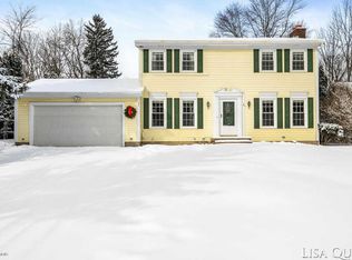 43 Robinhood Dr NE, Grand Rapids, MI 49546
