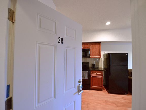 5th image of 1030 Wood St #2R