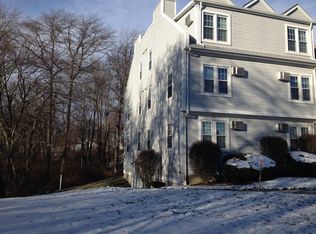 82 Sunset St APT 66, Waterford, CT 06385