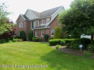 9 Deer Meadow Dr, Dallas, PA 18612