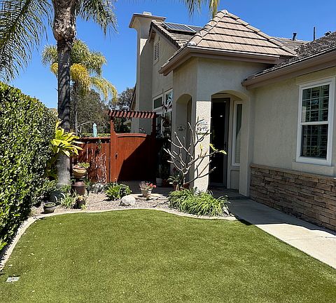 Front courtyard w/artifical turf.