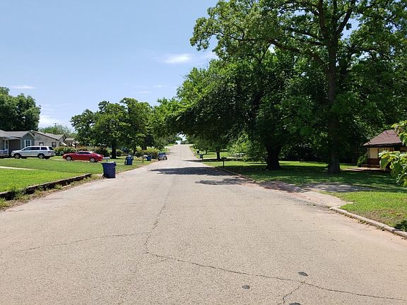 4th image of 104 S Oak Ave