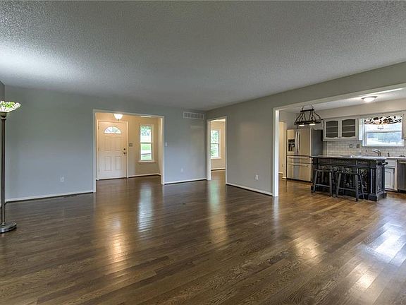 5th image of 520 Oakridge Dr
