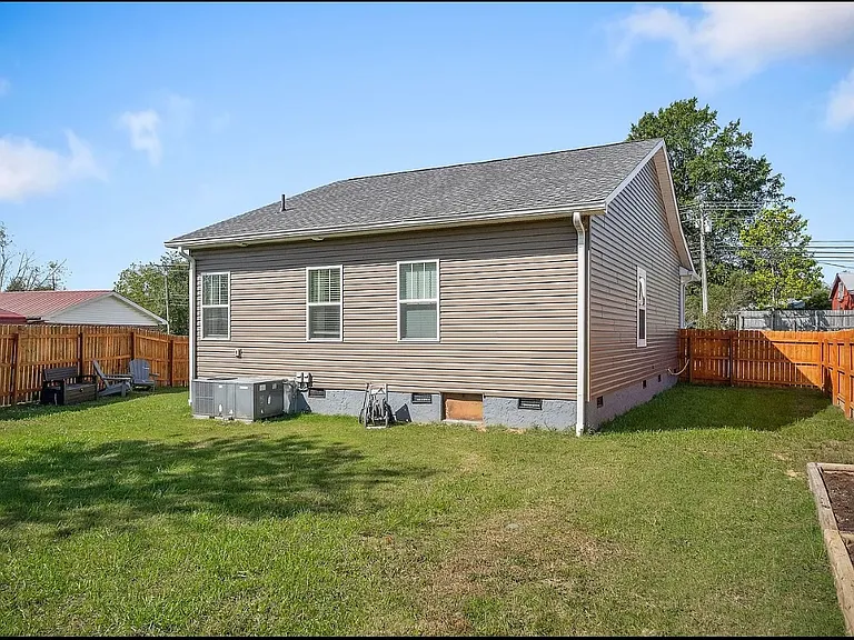 798 S Mountain St — Photo 5