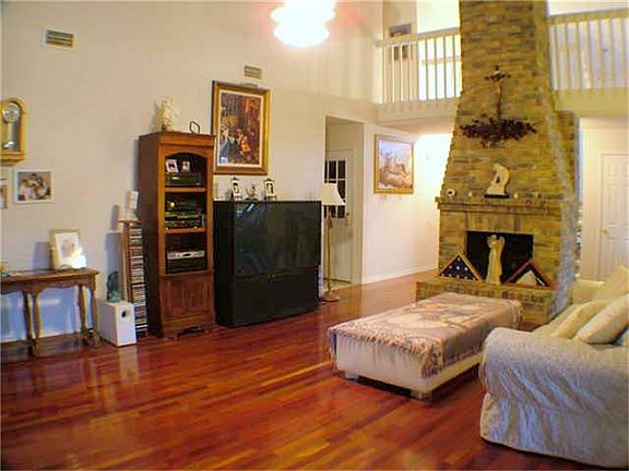 Decors are from past owner. But flooring and interior lay  out is same. Past photos used here.