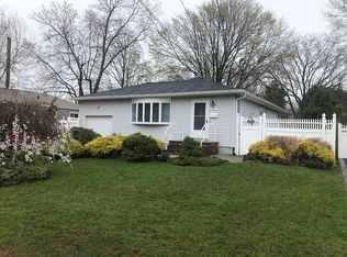 21 Pearsall Pl, Deer Park, NY 11729