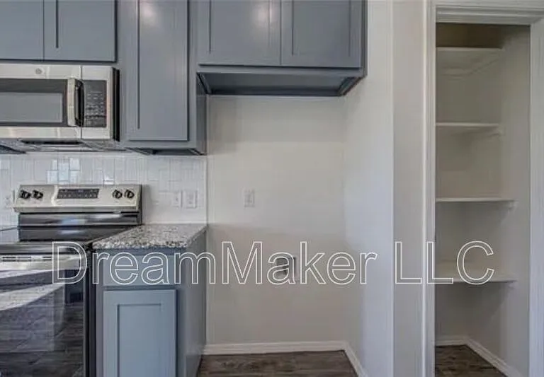 2405 S 28th Ter — Photo 16