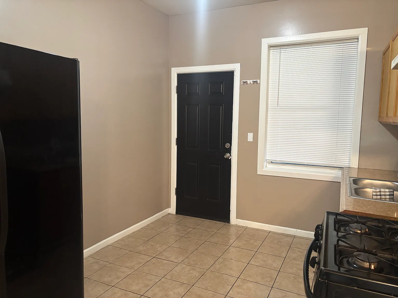 2 bed, 3333 sqft, $1,300 — Photo 3