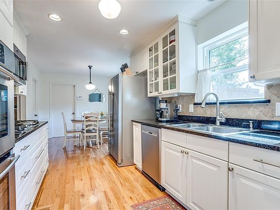 3rd image of 1111 Elizabeth Ln