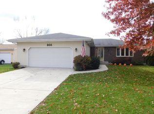 900 Tamarac Dr, Algonquin, IL 60102