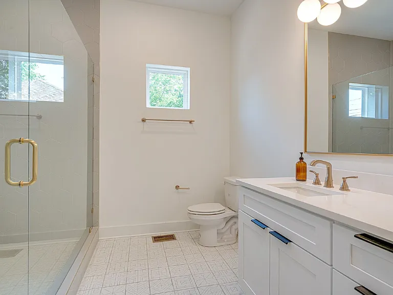 303 Riverside Dr #B — Photo 37